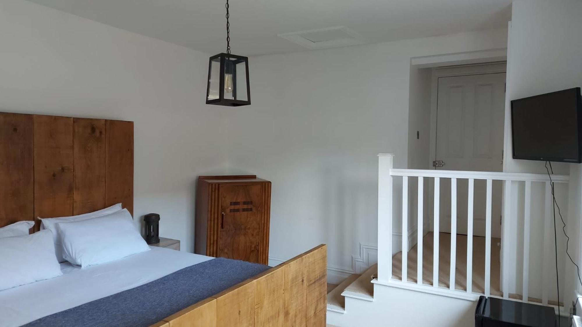 Superking Size Centre En-suite + Parking Homestay